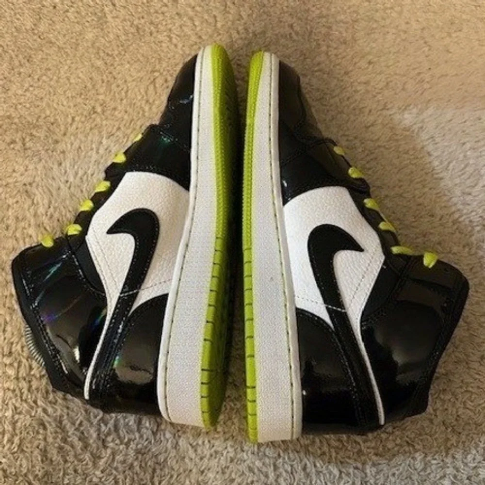 Air Jordan 1 Mid SE GS Black Cyber BQ6931-003 Youth Boys Size 6.5Y Sneakers